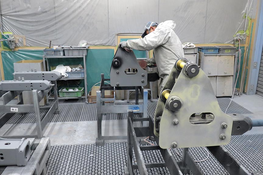 建設機械の塗装作業